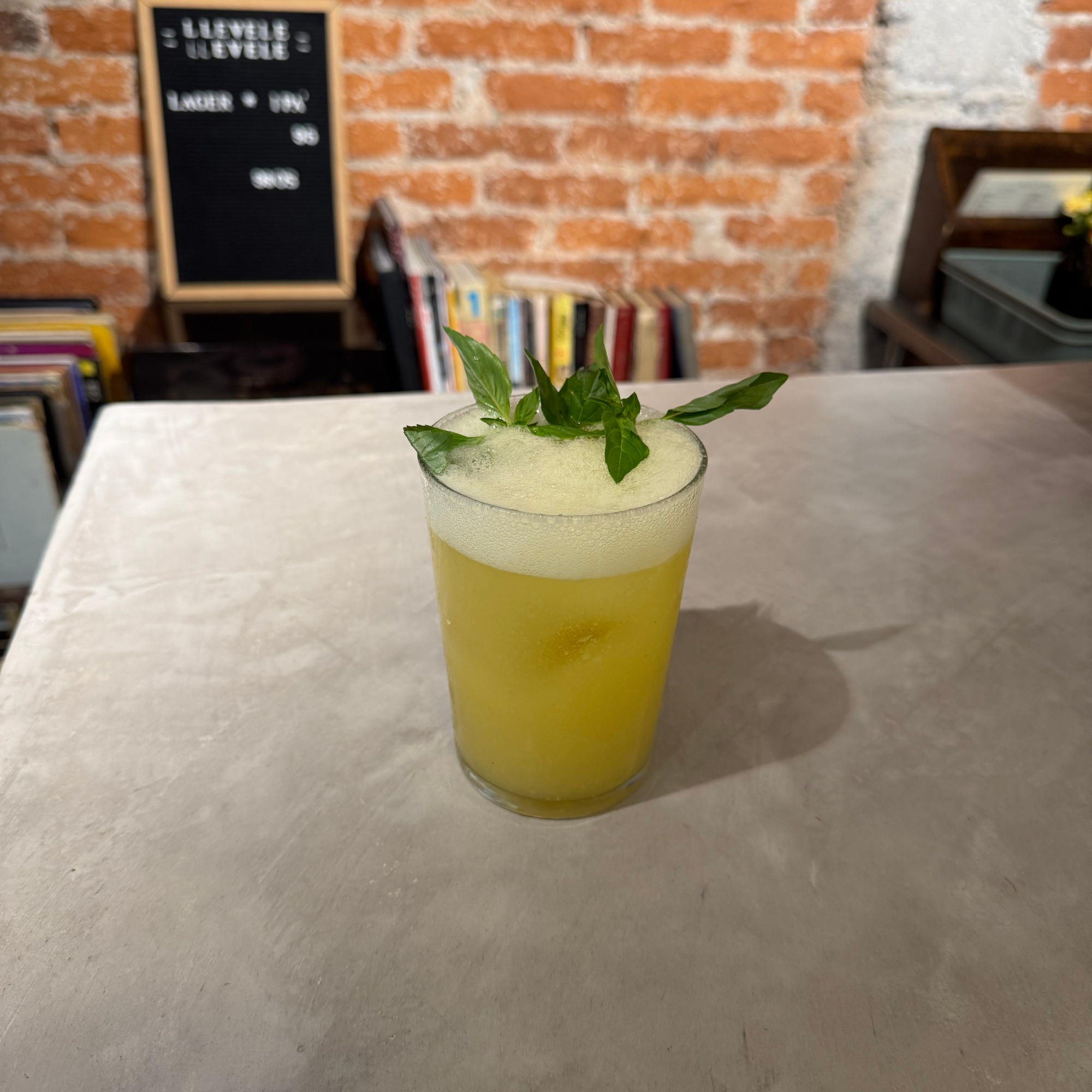 Soda de guayaba, piña, albahaca y jengibre