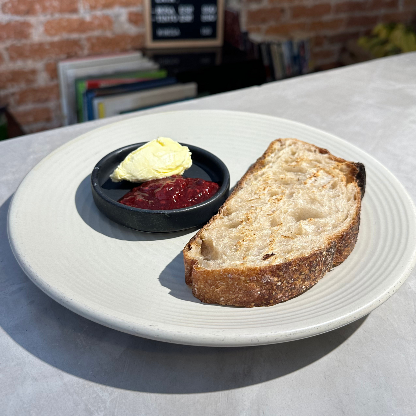 Pan tostado con mantequilla y mermelada