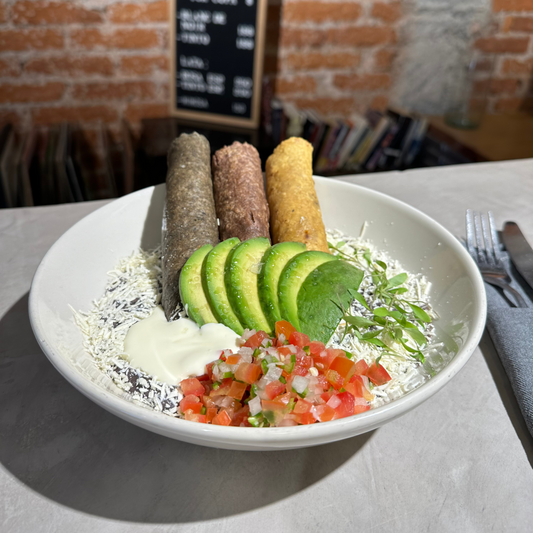 Enfrijoladas de platano macho y queso oaxaca