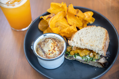 Combo: 1/2 Sándwich + Guarnición + Sopa + Bebida del día